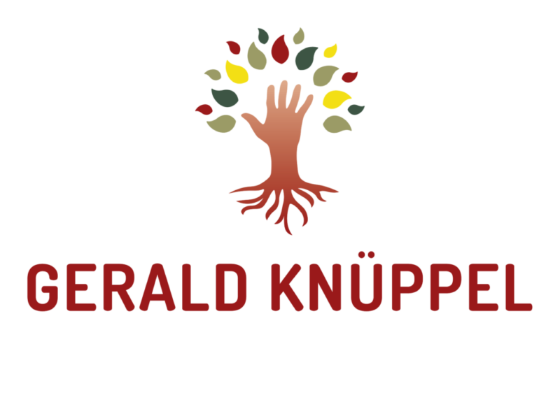 Gerald-Knueppel_Logo_Wortmarke_2 Das Logo von Gerald Knüppel ist ein Baum mit kräftigen Wurzeln. Der Stamm geht nach oben in eine Hand über. In einem Halbkreis um die Hand herum befinden sich bunte Blätter. Die Hand ist mit der Erde verwurzelt und symbolisiert Erdung, Natürlichkeit und Ganzheitlichkeit. Die Form der Blätter des Baumes ist ein dezenter Hinweis auf Yin & Yang. Unter dem Baum steht der Schriftzug "Gerald Knüppel" in Dunkelroter Schrift.