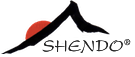 ShendoShiatsu_logo ShenDo® Shiatsu. Das Shendo Logo symbolisiert einen Berg auf dessen linken Seite die Sonne aufsteigt. Der Berg wird mit zwei dicken Pinselstrichen dargestellt. Der linke ist fast doppelt solang wie der rechte und geht von unten links nach oben in die Mitte des Bildes. Knapp unterhalb der Hälfte des Striches schaut nach links oben die Sonne in einem roten Farbton hervor. Der rechte Strich geht von Mitte Oben nach rechts unten. Er endet recht breit auf der Hälfte des Bildes. Darunter steht der Schriftzug SHENDO in Großbuchstaben. SHEN bedeutet "Bewusstsein", DO bedeutet "Weg".